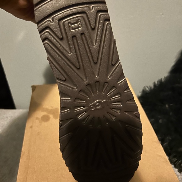 Brown UGG boots classic mini - Picture 2 of 9